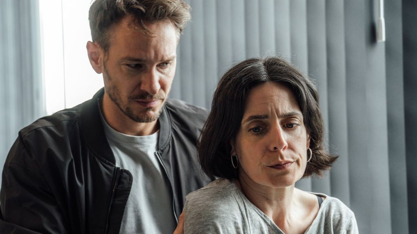 "Tatort: Das Böse in dir": Leo Hölzer (Vladimir Burlakov) und Esther Baumann (Brigitte Urhausen).