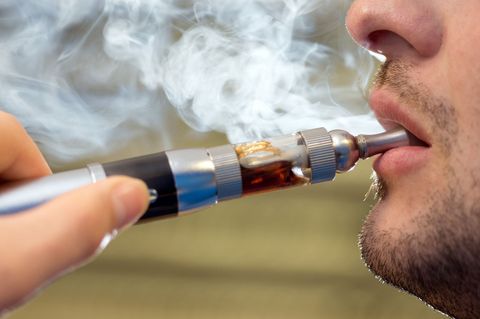 Immer öfter greifen Jugendliche zu E-Zigaretten. (Symbolbild) Foto: Friso Gentsch/dpa