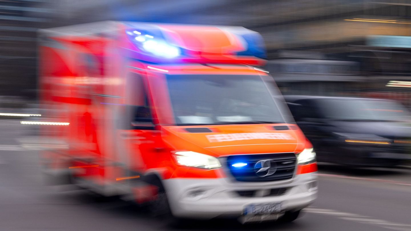 Sanitäter bringen den schwer verletzten Fahrer und den Säugling in ein Krankenhaus. (Symbolbild) Foto: Monika Skolimowska/dpa