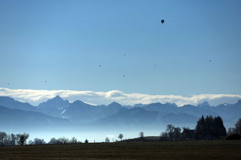 Wer am Sonntag Sonne will, sollte in die Berge fahren. (Archivbild) Foto: Karl-Josef Hildenbrand/dpa