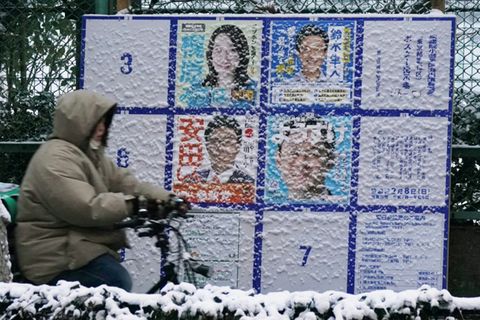 Verschneite Wahlplakate in Japan