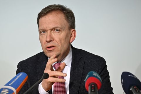 Der Thüringer SPD-Bildungspolitiker Matthias Hey spricht sich für eine schnellere Umsetzung der verbesserten Betreuungsschlüssel