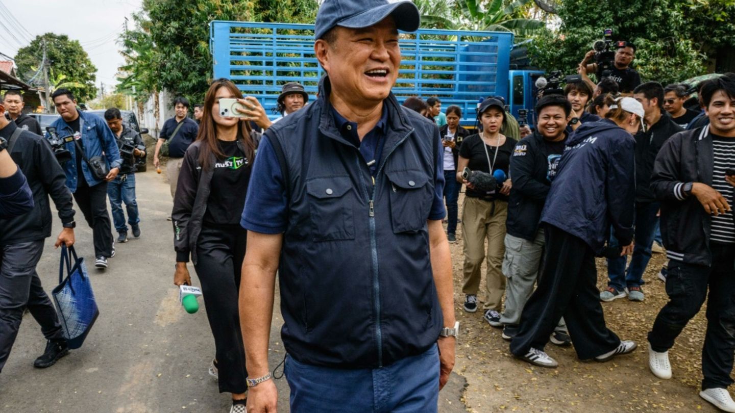 Anutin Charnvirakul vor einem Wahllokal