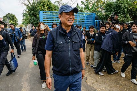 Anutin Charnvirakul vor einem Wahllokal