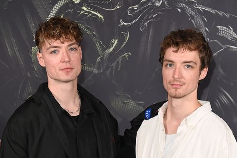 In der neuen Staffel von "The Voice Kids" (ab Samstag, 14. Februar, 20.15 Uhr, in SAT.1 und kostenfrei auf Joyn) nehmen Heiko (links) und Roman Lochmann auf den Coach-Stühlen Platz. Im Interview verraten die Zwillinge, was für sie das Beste daran ist, einen Zwillingsbruder zu haben.