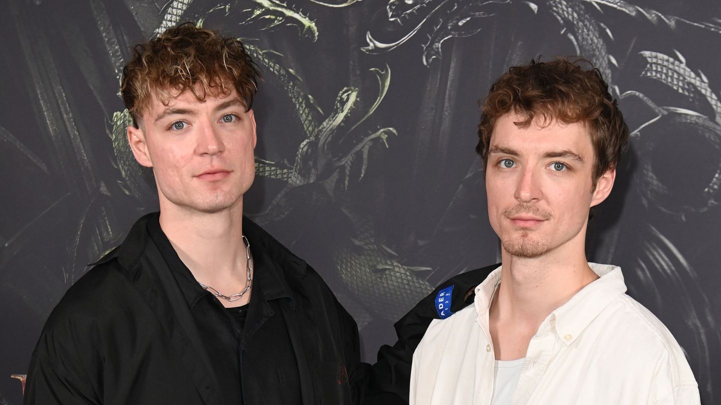 In der neuen Staffel von "The Voice Kids" (ab Samstag, 14. Februar, 20.15 Uhr, in SAT.1 und kostenfrei auf Joyn) nehmen Heiko (links) und Roman Lochmann auf den Coach-Stühlen Platz. Im Interview verraten die Zwillinge, was für sie das Beste daran ist, einen Zwillingsbruder zu haben.