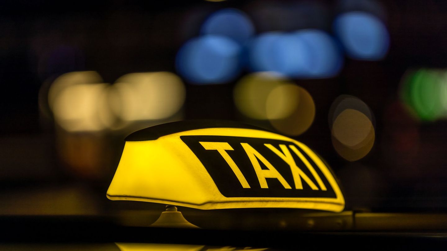 In Erfurt hat ein Fahrgast einen Taxifahrer angegriffen. (Symbolbild) Foto: Frank Hammerschmidt/dpa