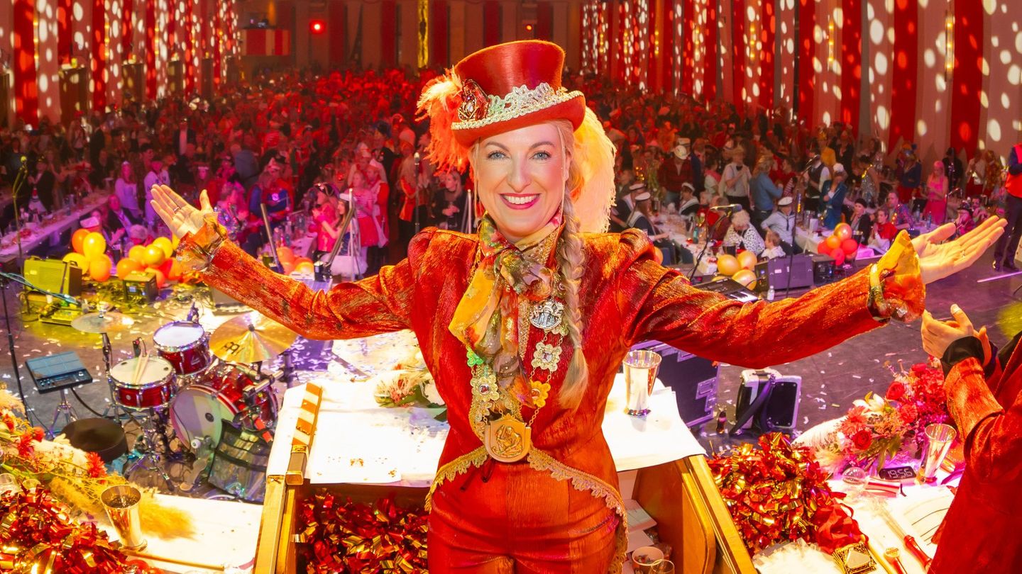 Sitzungspräsidentin Tanja Wolters leitet die Prunksitzung "Kölle Alaaaf – Die Mädchensitzung". 2.000 Frauen im Saal übernehmen am schmutzigen Donnerstag das Regiment.