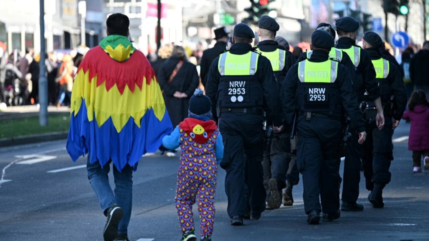 Karnevalisten und Polizisten in Düsseldorf