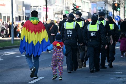 Karnevalisten und Polizisten in Düsseldorf