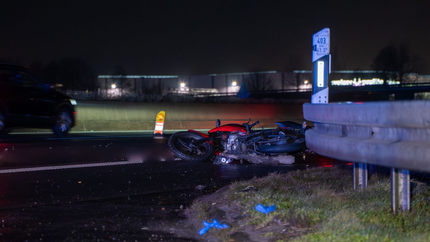 Ein Motorradfahrer starb, nachdem er von einem Lkw auf der A 2 überrollt worden war. Der Lastwagen entfernte sich. Foto: Artpict
