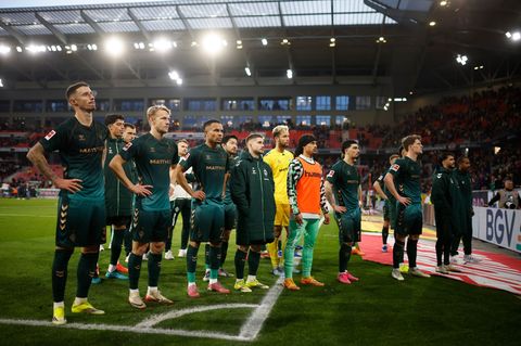 Gesichter einer Krise: die Bremer Profis müssen den Frust der Fans ertragen. Foto: Philipp von Ditfurth/dpa