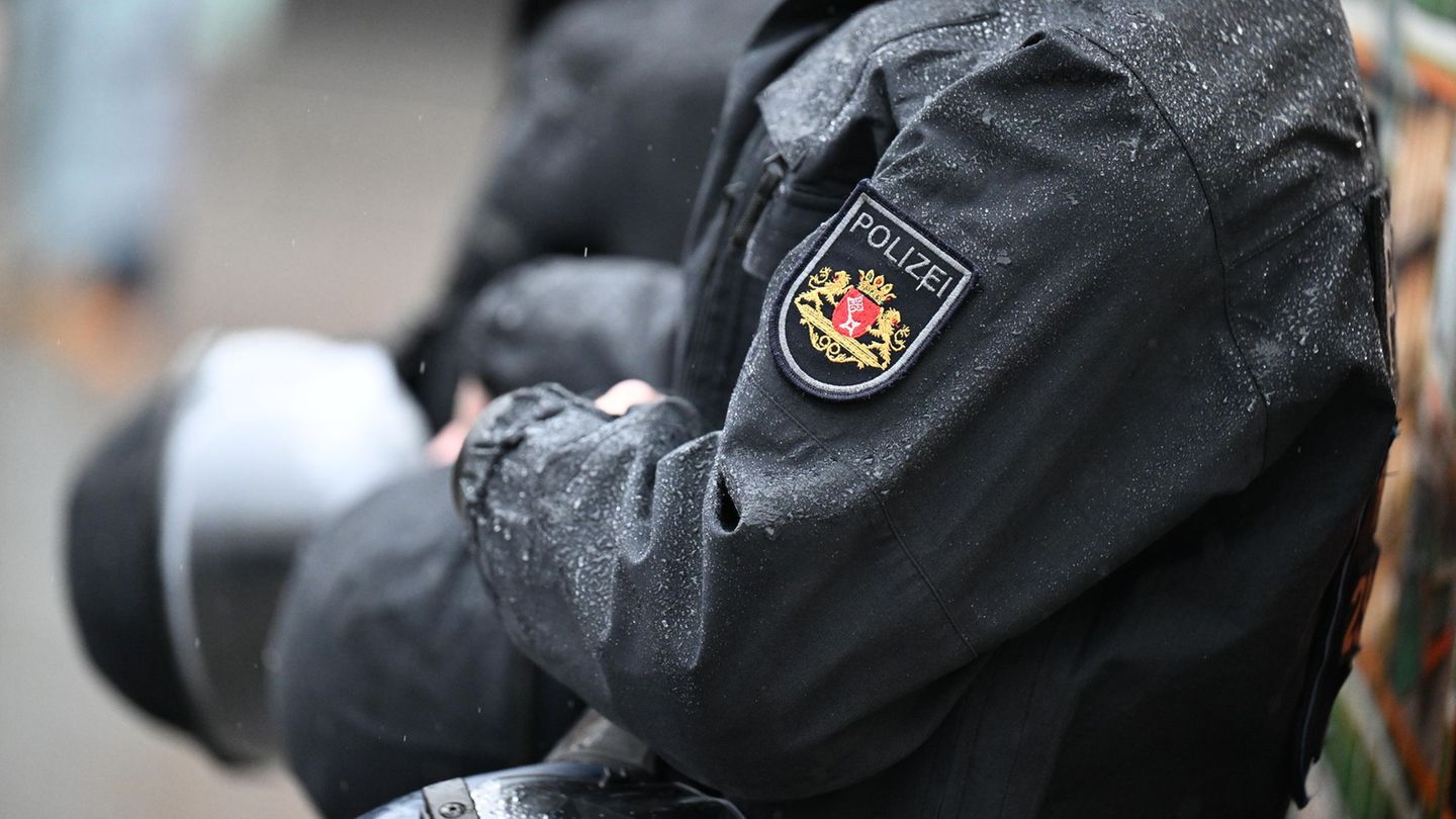 Die Bremer Polizei hat zwei Demonstrationen begleitet und dabei verschiedene Verstöße festgestellt. (Archivbild) Foto: Sina Schu