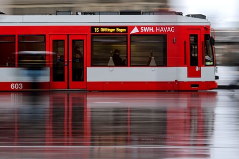 Fußballfans bringen nach einem Derby in Halle (Saale) eine Straßenbahn zum Stillstand und lösen einen Polizeieinsatz aus (Symbol