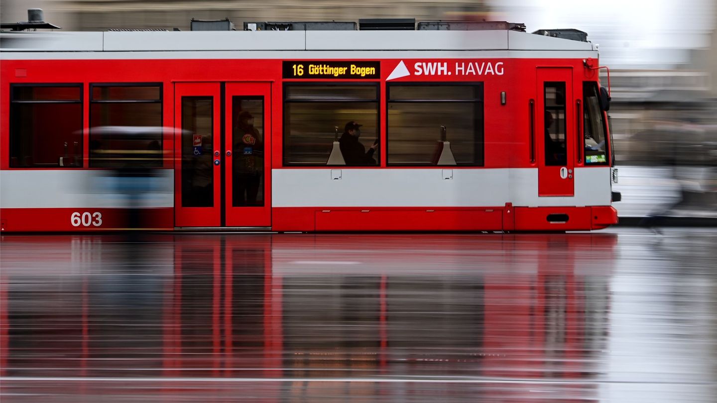 Fußballfans bringen nach einem Derby in Halle (Saale) eine Straßenbahn zum Stillstand und lösen einen Polizeieinsatz aus (Symbol