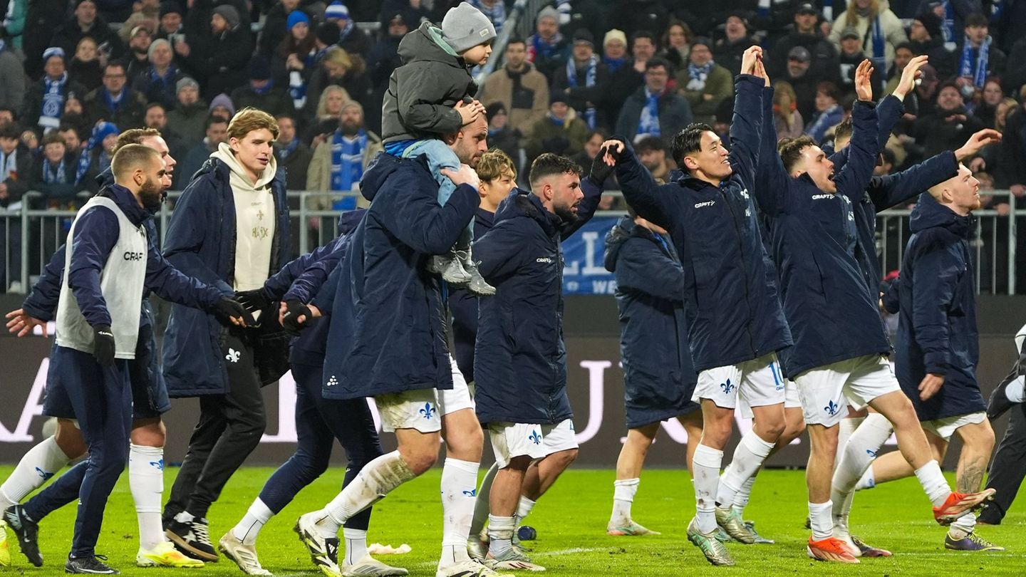 Darmstadt jubelt nach dem 4:0 über Kaiserslautern. Foto: Marc Schüler/dpa