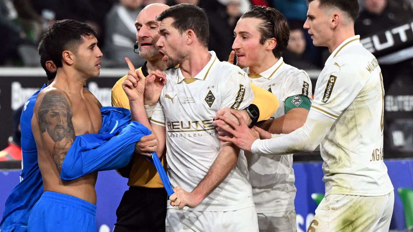 Es ging bisweilen hoch her im Westduell. Torschütze Engelhardt (r.) schlichtet. Foto: Federico Gambarini/dpa