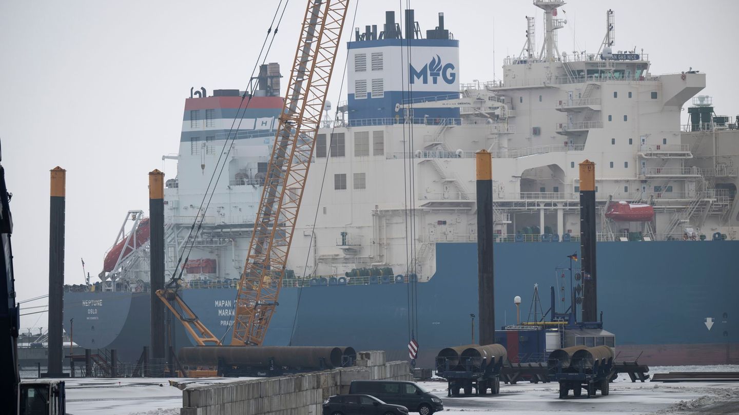 Weiterhin liegt der Gastanker "Maran Gas Nice" am Rügener LNG-Terminal. Eigentlich sollte hier bereits ein anderer Tanker liegen