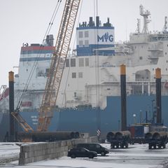 Weiterhin liegt der Gastanker "Maran Gas Nice" am Rügener LNG-Terminal. Eigentlich sollte hier bereits ein anderer Tanker liegen