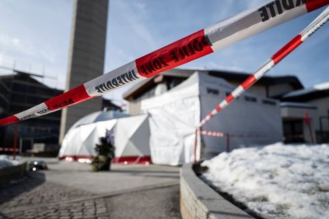 Soll schnell wieder aufgebaut werden: Die Gedenksttte in Crans-Montana. Foto: Alessandro Della Valle/KEYSTONE/dpa