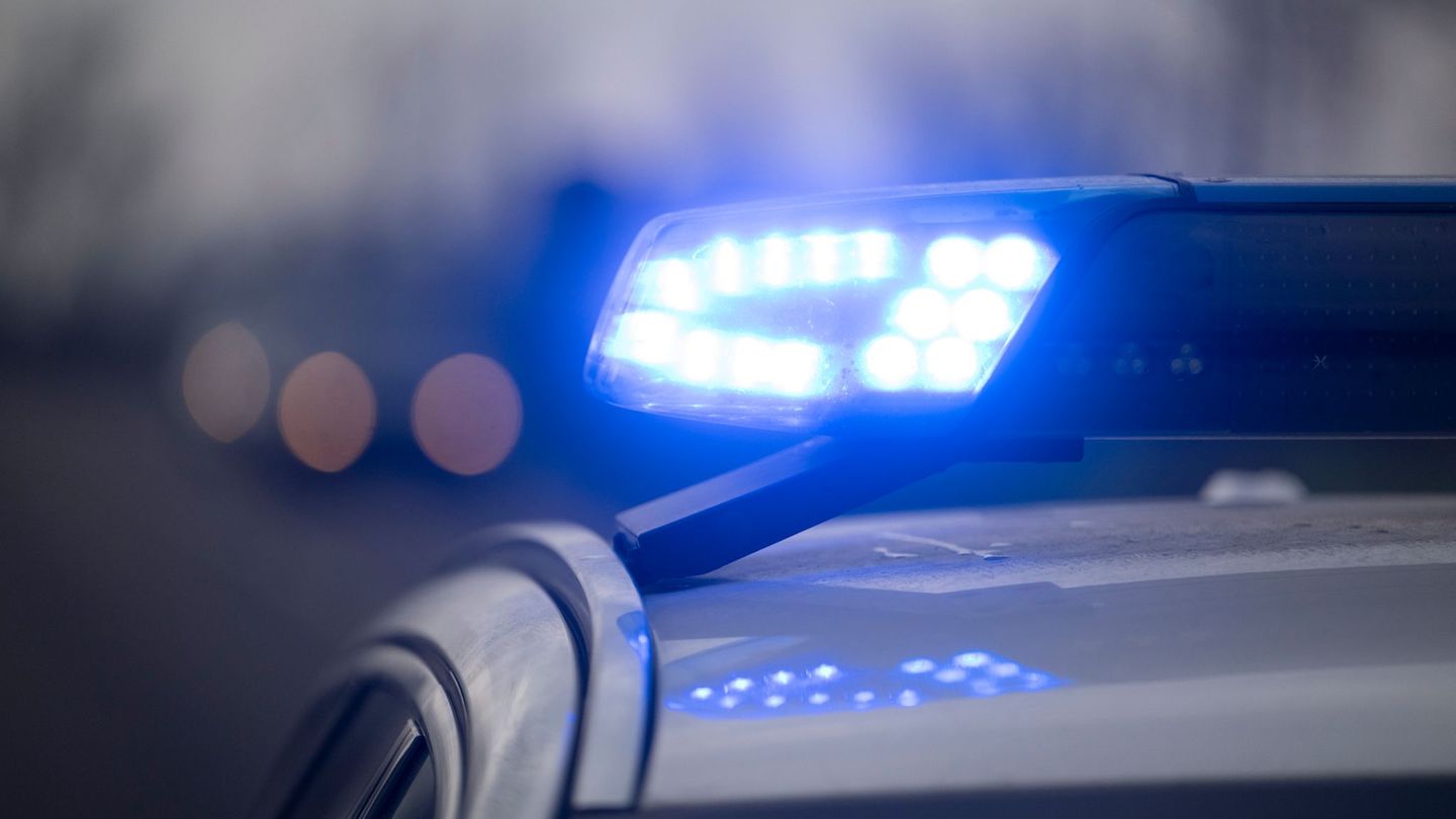 Ein 16-Jähriger fährt mit einem Leichtkraftfahrzeug auf der A27. (Symbolbild) Foto: Marijan Murat/dpa