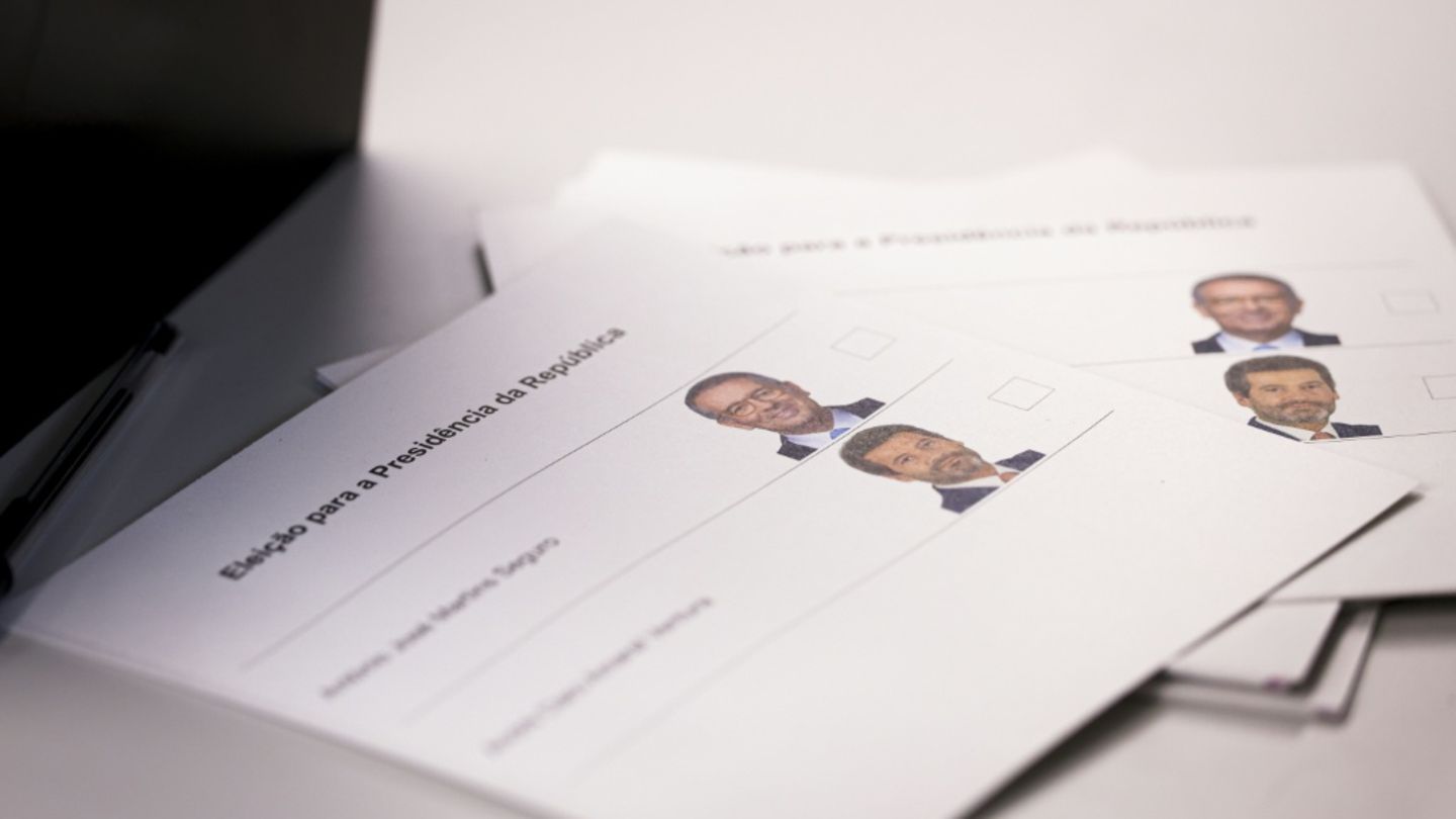 Stimmzettel mit den beiden Kandidaten