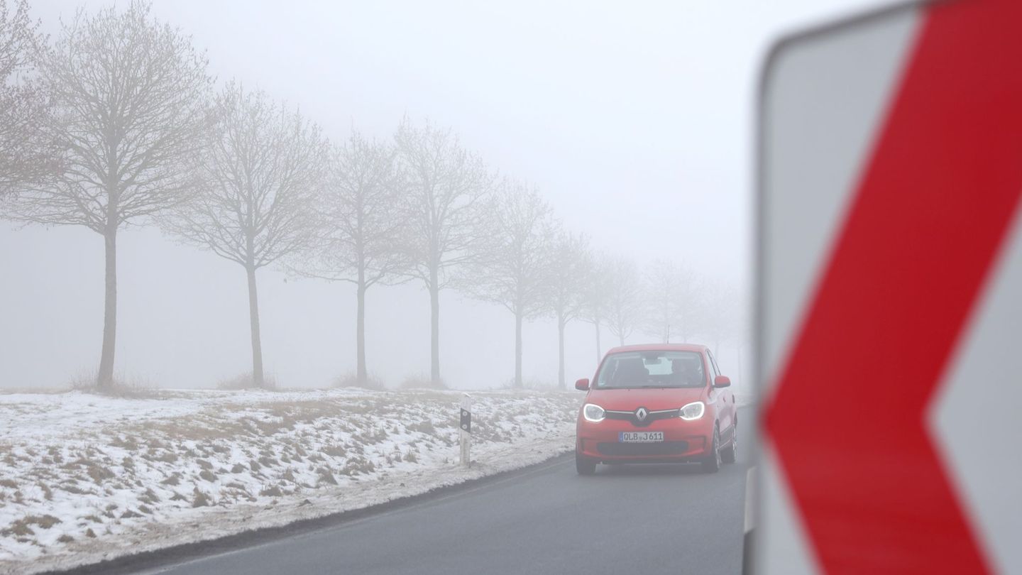 Grauer Himmel prägt auch die kommende Woche: Tiefe Wolken und kaum Sonne soll es in Sachsen-Anhalt geben. Foto: Matthias Bein/dp