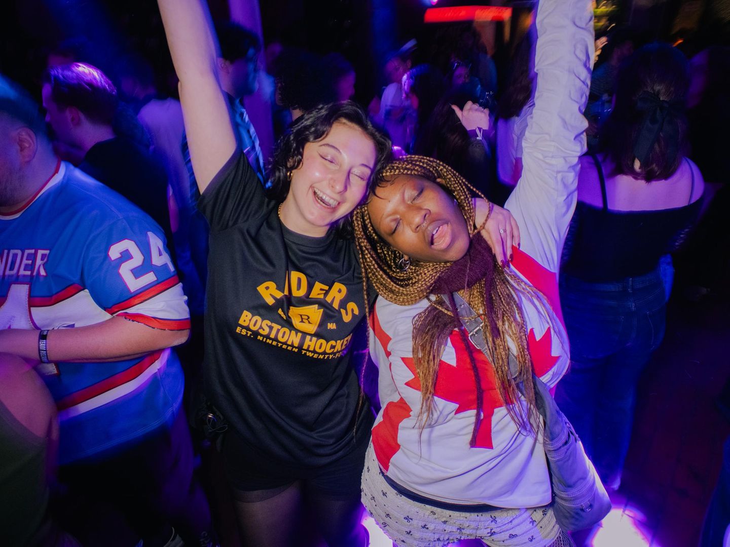 Feiernde Fans auf der offiziellen "Heated Rivalry Club Night"