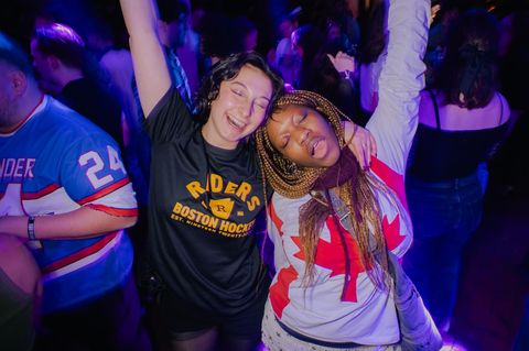 Feiernde Fans auf der offiziellen "Heated Rivalry Club Night" von Hollywood Tramp und HBO Max im Gretchen, Berlin