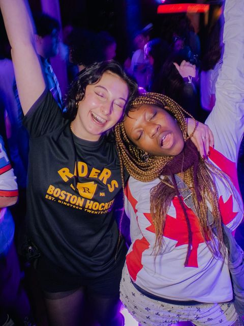 Feiernde Fans auf der offiziellen "Heated Rivalry Club Night"