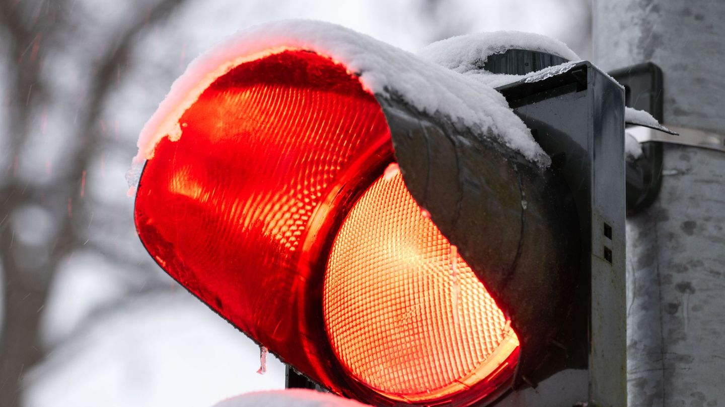 Ein Radfahrer stoßt bei roter Ampel mit einer Tram zusammen. (Symbolbild) Foto: Pia Bayer/dpa