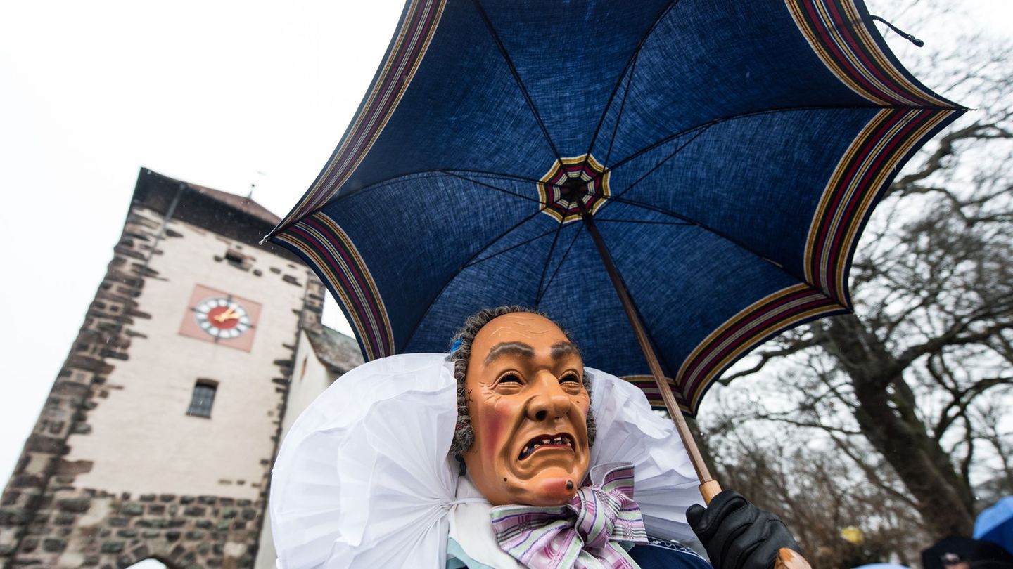 Zum Höhepunkt der Fastnacht im Südwesten dürfte es nass werden - sogar Schnee könnte fallen. (Archivbild) Foto: picture alliance