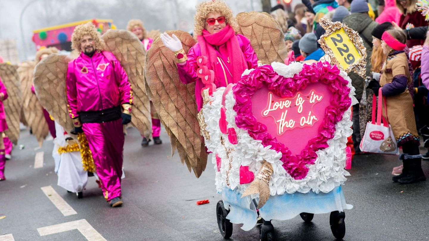 Damme, Niedersachsen. Akteure ziehen in bunten Kostümen beim traditionellen Karnevalsumzug durch die Innenstadt. In der niedersächsischen Stadt Damme wird traditionell eine Woche vor dem eigentlichen Rosenmontag gefeiert