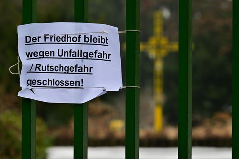 "Der Friedhof bleibt wegen Unfall / Rutschgefahr geschlossen!" steht an einem Eingang des Friedhofs St. Johannes-Evangelist. Fot