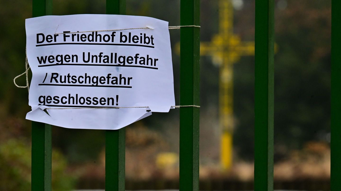 "Der Friedhof bleibt wegen Unfall / Rutschgefahr geschlossen!" steht an einem Eingang des Friedhofs St. Johannes-Evangelist. Fot