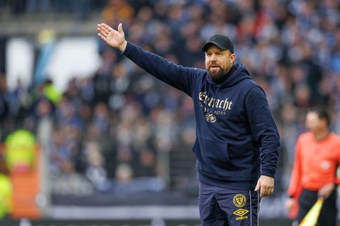 Muss weiter mit seiner Mannschaft bangen: Eintracht Braunschweigs Cheftrainer Heiner Backhaus. Foto: Friso Gentsch/dpa