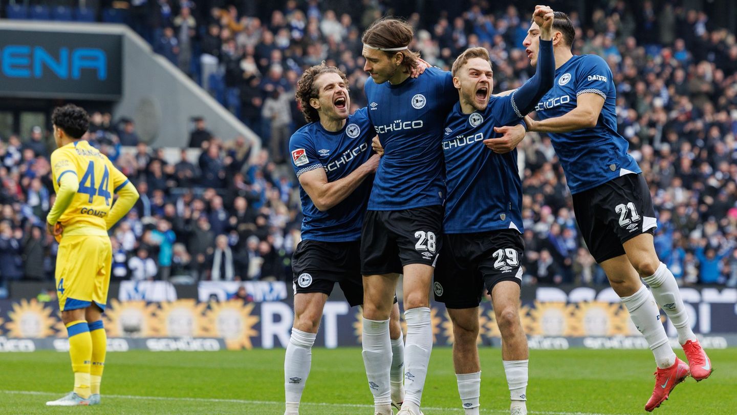 Bielefeld jubelt über den Treffer zum 1:0. Foto: Friso Gentsch/dpa