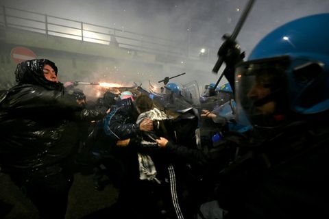 Zusammenstöße von Anti-Olympia-Demonstranten mit Polizisten in Mailand