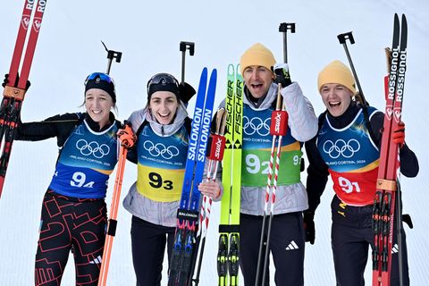 Das deutsche Team feiert Olympia-Bronze in Antholz. Foto: Hendrik Schmidt/dpa