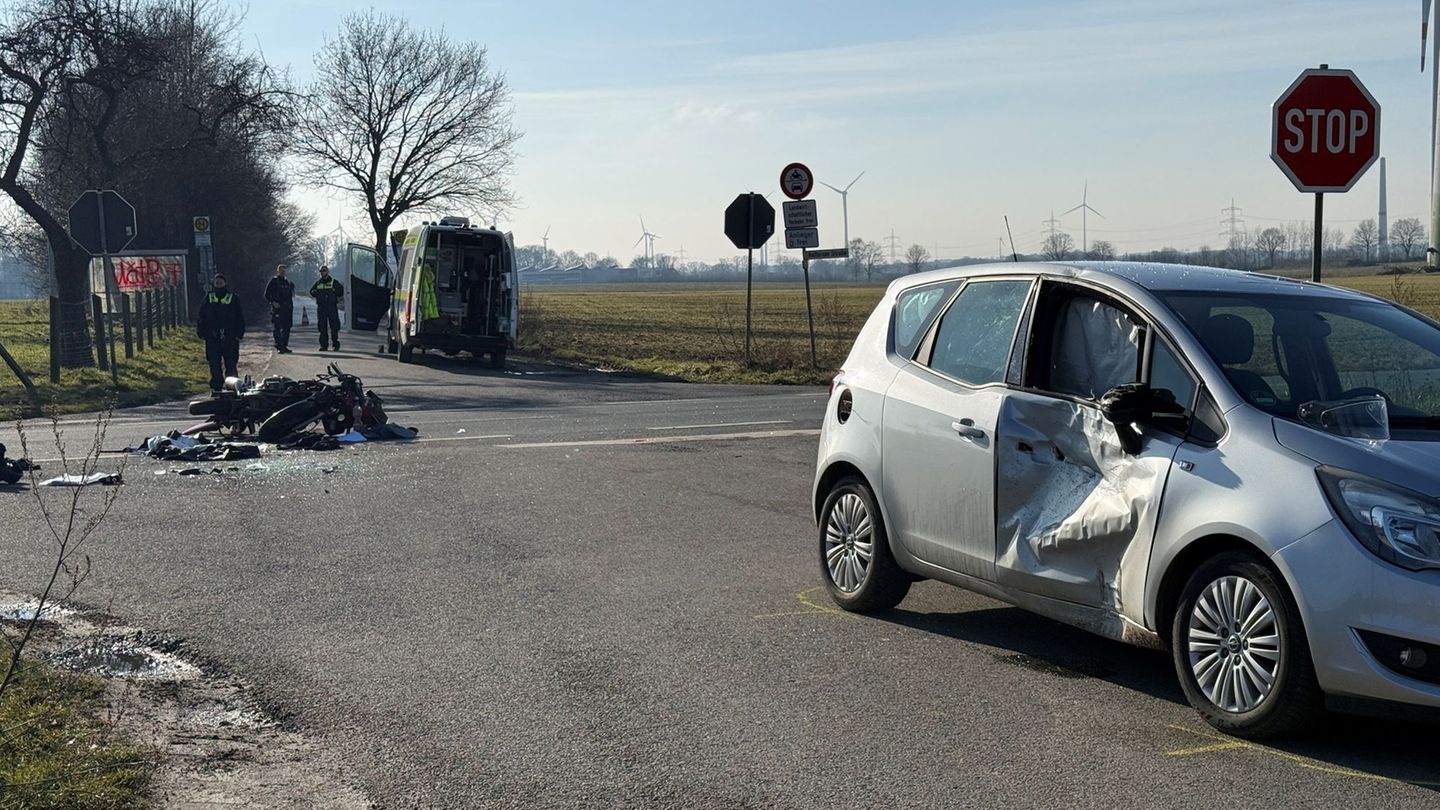 Der verletzte Motorradfahrer wurde mit dem Rettungshubschrauber in ein Krankenhaus gebracht. Foto: Guido Bludau/dpa