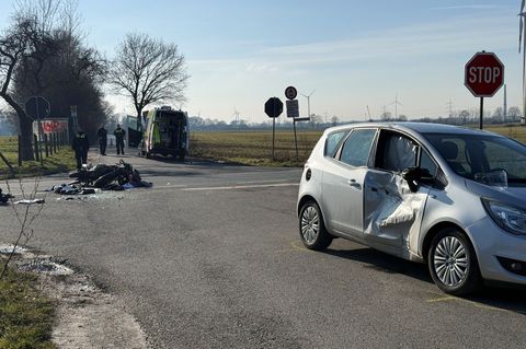 Der verletzte Motorradfahrer wurde mit dem Rettungshubschrauber in ein Krankenhaus gebracht. Foto: Guido Bludau/dpa
