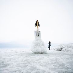 Das Eis setzt auch Schifffahrtszeichen zu. Foto: Philip Dulian/dpa