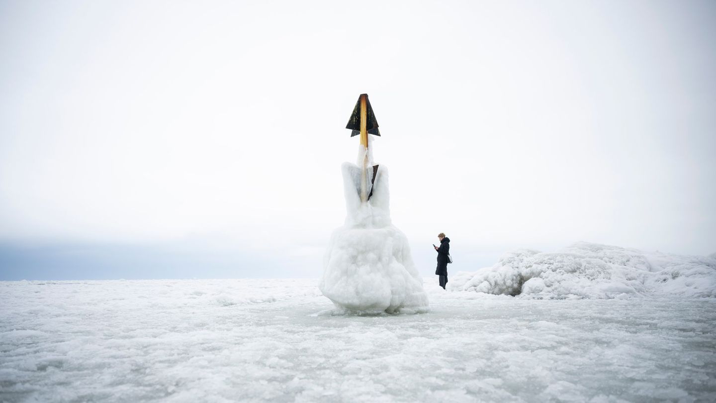 Das Eis setzt auch Schifffahrtszeichen zu. Foto: Philip Dulian/dpa