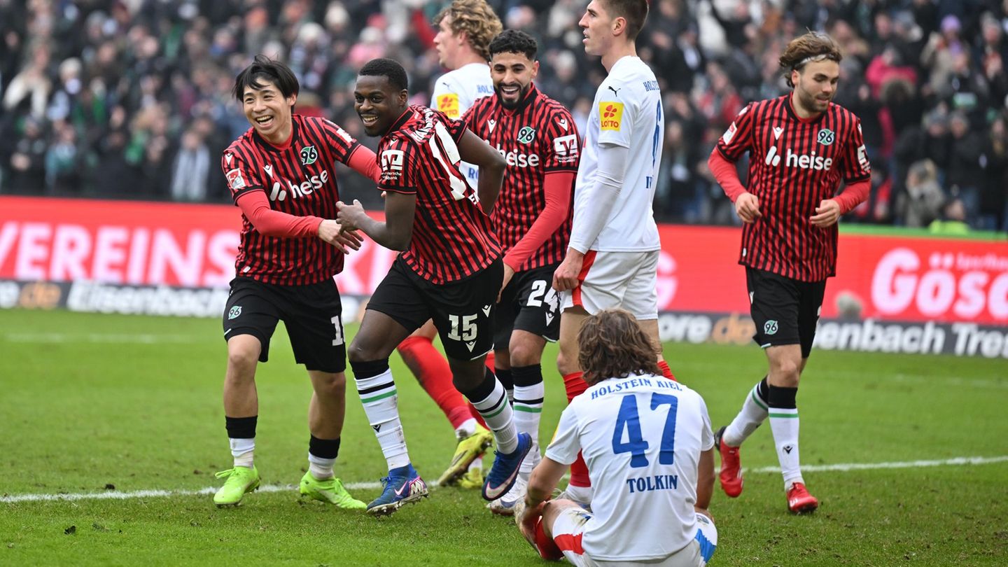 Noel Aseko (2.v.l.) feiert das zweite Tor für Hannover 96. Foto: Swen Pförtner/dpa
