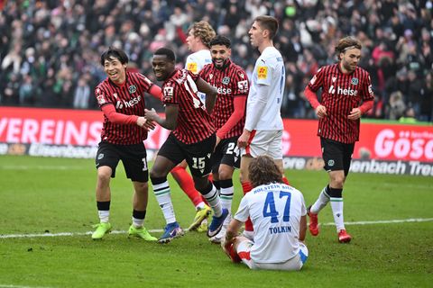 Noel Aseko (2.v.l.) feiert das zweite Tor für Hannover 96. Foto: Swen Pförtner/dpa