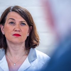 Die Justizministerin von Mecklenburg-Vorpommern hat ihren Sohn am letzten Tag vor den Winterferien aus der Schule genommen, um z