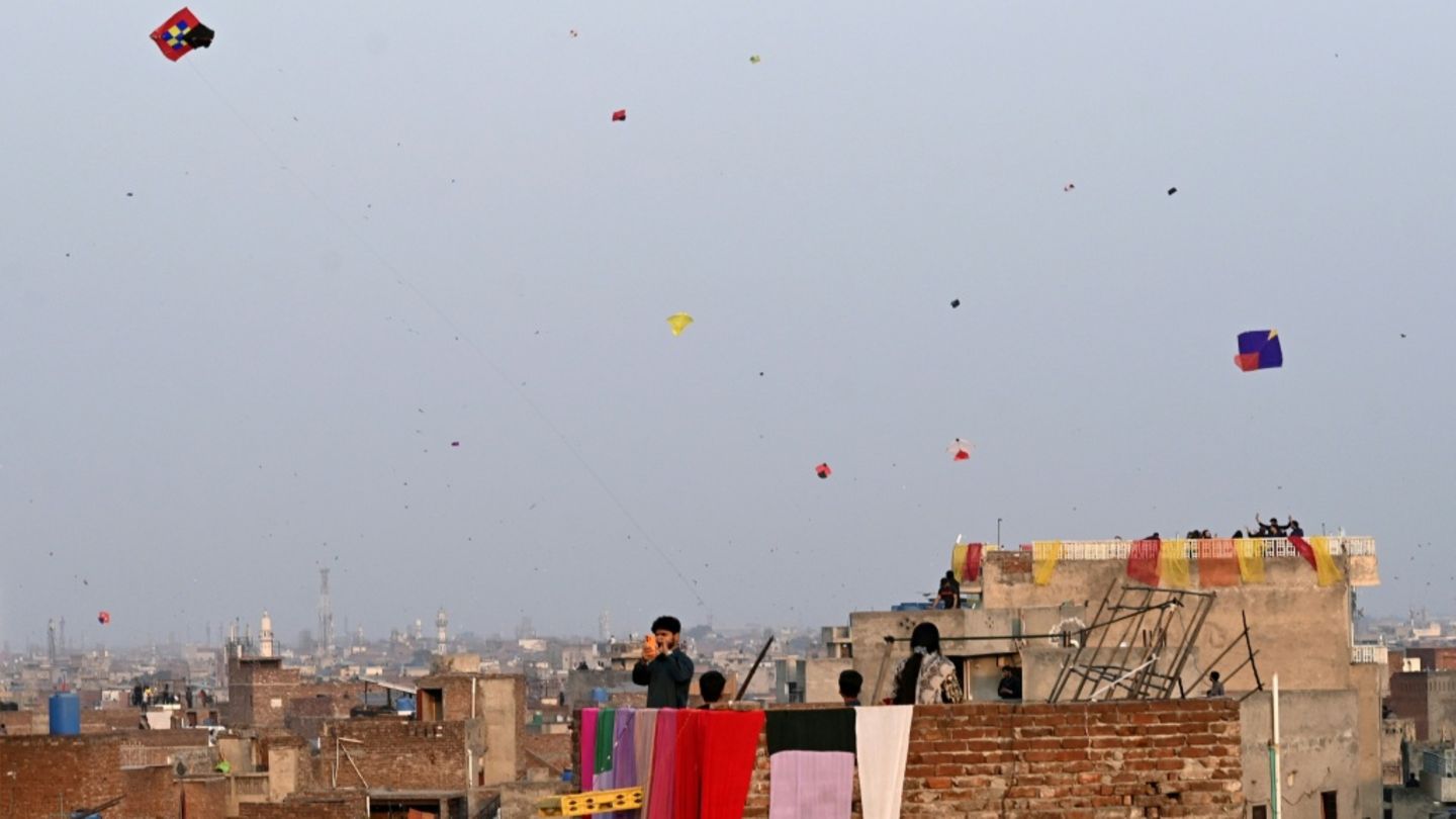 Drachen am Himmel über Lahore