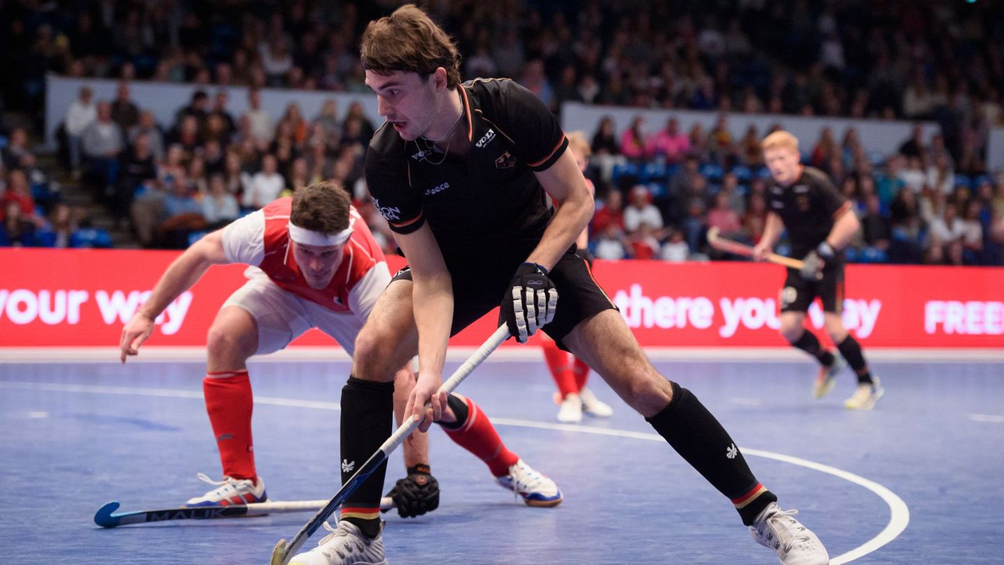 Nationalspieler Luis Holste (r) erzielte das zwischenzeitliche 4:4 für den MHC. Foto: Gregor Fischer/dpa