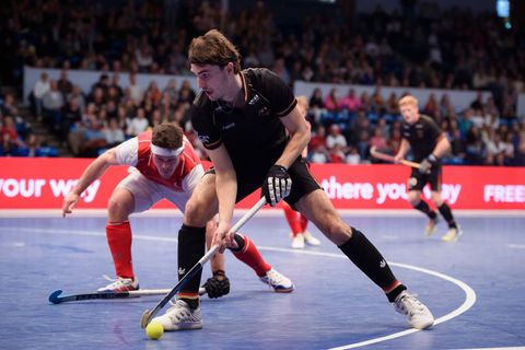 Nationalspieler Luis Holste (r) erzielte das zwischenzeitliche 4:4 für den MHC. Foto: Gregor Fischer/dpa