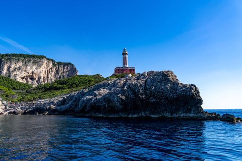 Der Leuchtturm Punta Carena am südwestlichen Zipfel der italienischen Urlaubsinsel Capri